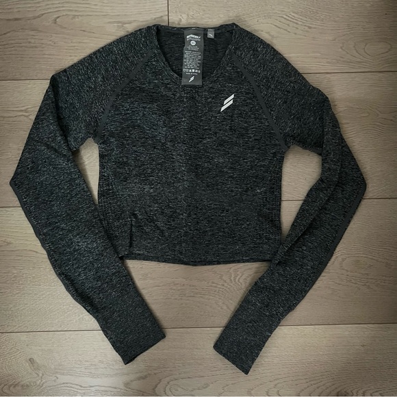 Doyoueven Seamless Long Sleeve Crop Top - Charcoal - Picture 2 of 4